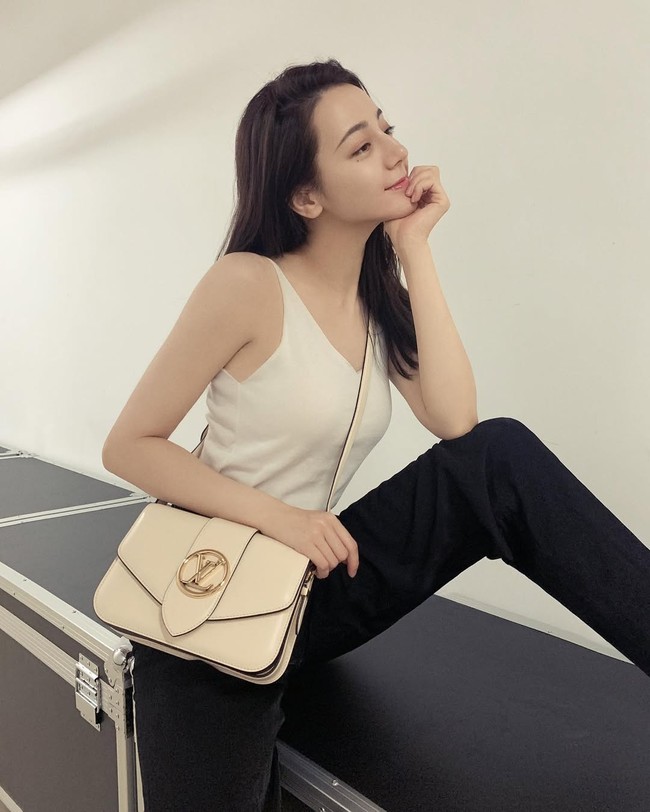 Dilraba Dilmurat tetap berada di jajaran teratas aktris dengan visual memukau. Ia menunjukkan bahwa kulit sehat serta fitur wajah yang tegas tetap menjadi daya tarik utama bahkan tanpa sentuhan makeup. Penampilannya memancarkan keanggunan yang natural dan elegan. Foto: Dok. Instagram