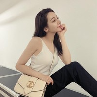 Dilraba Dilmurat tetap berada di jajaran teratas aktris dengan visual memukau. Ia menunjukkan bahwa kulit sehat serta fitur wajah yang tegas tetap menjadi daya tarik utama bahkan tanpa sentuhan makeup. Penampilannya memancarkan keanggunan yang natural dan elegan. Foto: Dok. Instagram