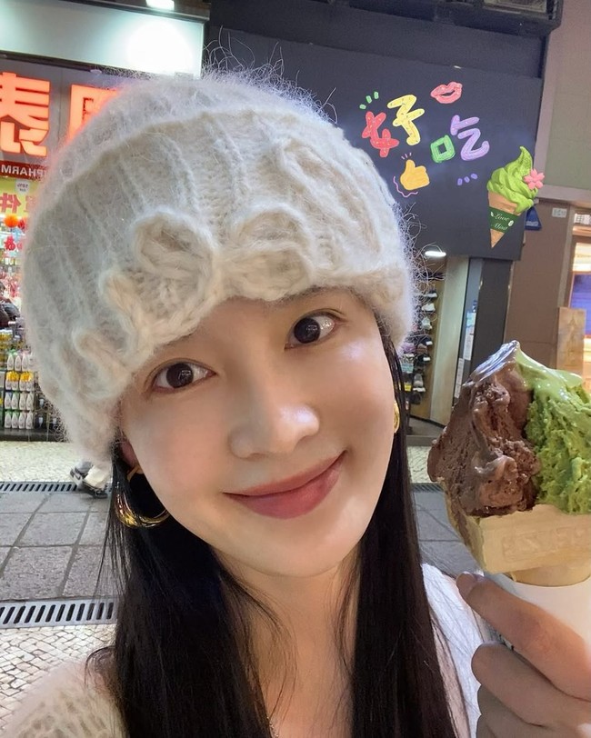 Dikenal dengan kulit halus yang bercahaya alami, Li Qin sering disebut memiliki kecantikan murni sejak lahir. Foto: Dok. Instagram