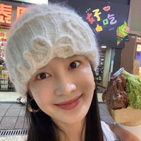 Dikenal dengan kulit halus yang bercahaya alami, Li Qin sering disebut memiliki kecantikan murni sejak lahir. Foto: Dok. Instagram