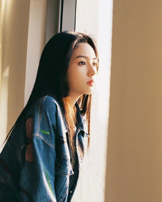 Bintang drama China Legend of the Female General, Zhou Ye menunjukkan bahwa kecantikan aslinya sudah sangat menonjol. Tanpa editan maupun makeup, wajahnya tetap terlihat konsisten dan menarik. Foto: Dok. Instagram