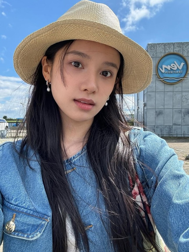 Dengan tampilan segar dan natural, Zhang Jingyi memancarkan pesona khas anak muda. Wajahnya terlihat cerah dan hidup meski tanpa riasan. Foto: Dok. Instagram