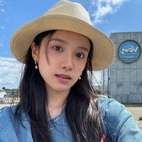 Dengan tampilan segar dan natural, Zhang Jingyi memancarkan pesona khas anak muda. Wajahnya terlihat cerah dan hidup meski tanpa riasan. Foto: Dok. Instagram