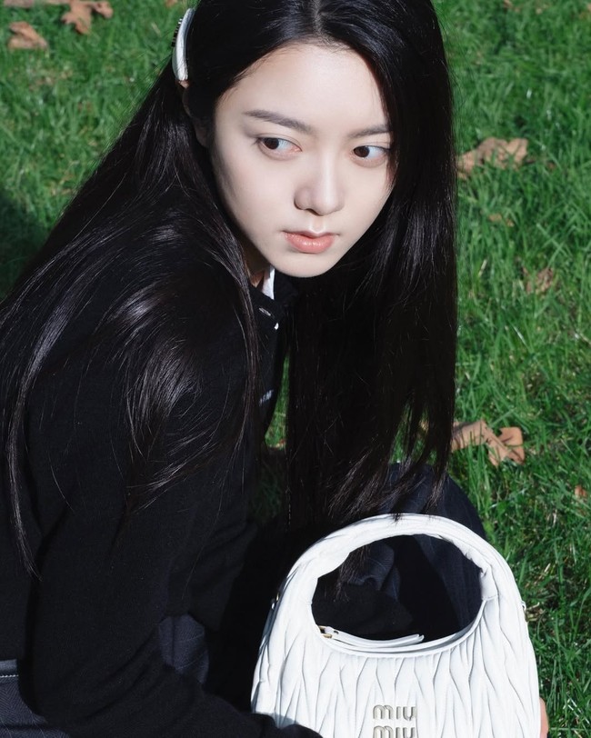 Zhao Jinmai tampil dengan kesan sederhana yang justru menjadi daya tariknya. Ekspresi naturalnya memberi kesan lugu namun tetap menawan. Foto: Dok. Instagram