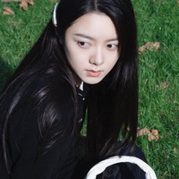 Zhao Jinmai tampil dengan kesan sederhana yang justru menjadi daya tariknya. Ekspresi naturalnya memberi kesan lugu namun tetap menawan. Foto: Dok. Instagram