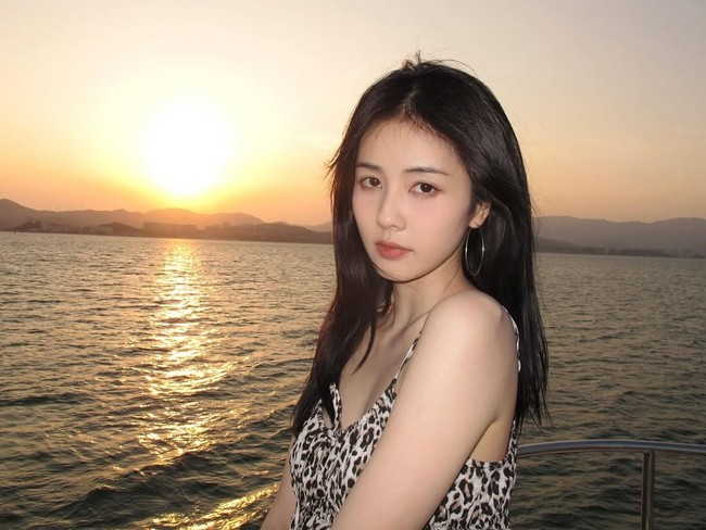 Gaya santai Bai Lu membuatnya tampak dekat dan relatable. Tanpa tampilan berlebihan, ia tetap terlihat menarik dengan pesona yang hangat. Foto: Dok. Instagram