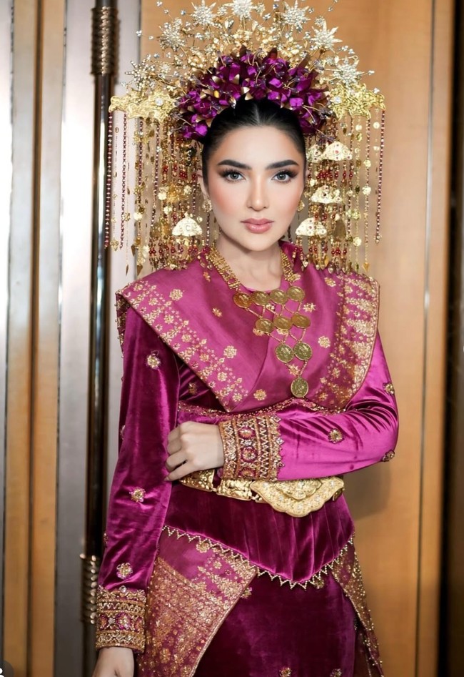 Penampilan Ashanty dalam balutan busana adat Palembang sukses mencuri perhatian. Gayanya terlihat anggun dan mewah dengan busana adat bernuansa warna fuschia. Foto: Instagram/@viennagallery