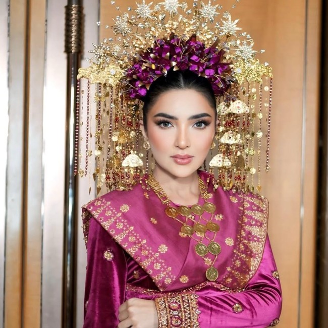 Potret Ashanty Perdana Pakai Baju Adat Palembang, Memukau Dengan Suntiang