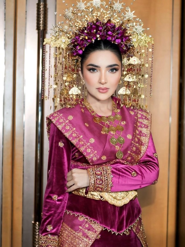 Potret Ashanty Perdana Pakai Baju Adat Palembang, Memukau Dengan Suntiang