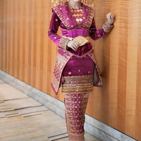 Kain yang dikenakan dihiasi motif khas songket Palembang berwarna emas. Motif ini terlihat rumit dan penuh detail, menambah kesan tradisional sekaligus eksklusif. Foto: Instagram/@viennagallery