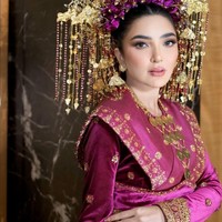 Ashanty melengkapi penampilannya dengan kalung emas bertingkat dan aksesoris lain yang senada. Aksesori tersebut tidak hanya mempercantik tampilan, tapi juga memperkuat nuansa adat Palembang. Foto: Instagram/@viennagallery