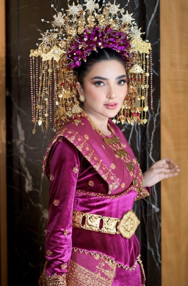 Riasannya terlihat halus dengan hollywood flawless, fokus pada mata dan alis yang tegas. Makeup tersebut membuat wajahnya tetap natural namun tetap terlihat glamor di depan kamera. Foto: Instagram/@viennagallery