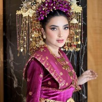 Riasannya terlihat halus dengan hollywood flawless, fokus pada mata dan alis yang tegas. Makeup tersebut membuat wajahnya tetap natural namun tetap terlihat glamor di depan kamera. Foto: Instagram/@viennagallery