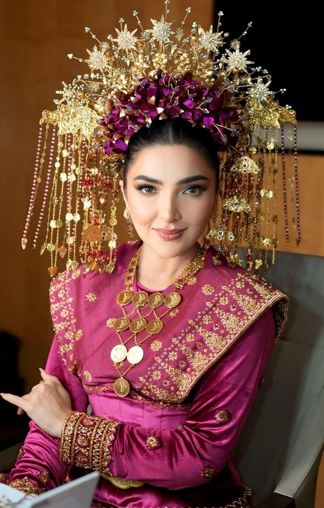 Dari keterangan unggahan diketahui bahwa ini adalah momen perdana Ashanty mengenakan busana adat Palembang. Penampilannya yang memukau dengan busana adat berhasil curi atensi dan banjir pujian netizen. Foto: Instagram/@viennagallery