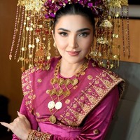 Dari keterangan unggahan diketahui bahwa ini adalah momen perdana Ashanty mengenakan busana adat Palembang. Penampilannya yang memukau dengan busana adat berhasil curi atensi dan banjir pujian netizen. Foto: Instagram/@viennagallery