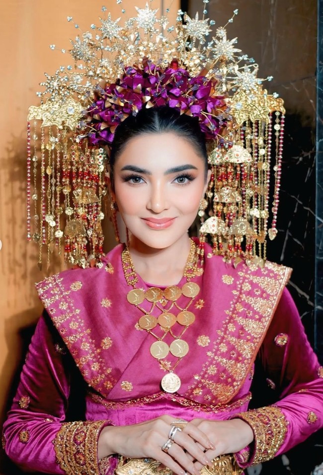 Diketahui busana yang dikenakan Ashanty berasal dari Vienna Gallery Wedding. Sementara untuk riasan wajah Ashanty mempercayakan pada MUA Bennu Sorumba. Foto: Instagram/@viennagallery