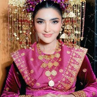 Diketahui busana yang dikenakan Ashanty berasal dari Vienna Gallery Wedding. Sementara untuk riasan wajah Ashanty mempercayakan pada MUA Bennu Sorumba. Foto: Instagram/@viennagallery