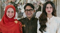 Tapi ternyata, Rizky Billar dan Lesti Kejora merasakan ada satu hal yang aneh. Tapi, anak dua ini kan nyari kita terus. Telepon terus, ya masa sih ini anak gue (Asila) sama gue terus dan gue kenal sama Billar ya Allah, papar Avi Basalamah. Foto: Instagram @herealasilamaisa