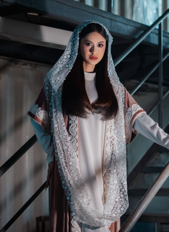 Unggahan Asila itu pun turut mendapat banyak komentar dukungan dari rekan artis, termasuk sang bunda, Avi Basalamah. Asilaaaaa..mommy sangat kaget,kamu tumben sekali mau berkomentar utk hal hal negatif yg sering kamu dengar tentang kamu..dan mommy tau banget kali ini kamu mau merespon karena rasa gak rela kamu ketika hal ini terjadi lagi..kali ini..di sosmed mommy lagi..setelah kesekian kalinya ini terjadi..selama 3 tahun ini.. tulis Avi. Foto: Instagram/@therealasilamaisa