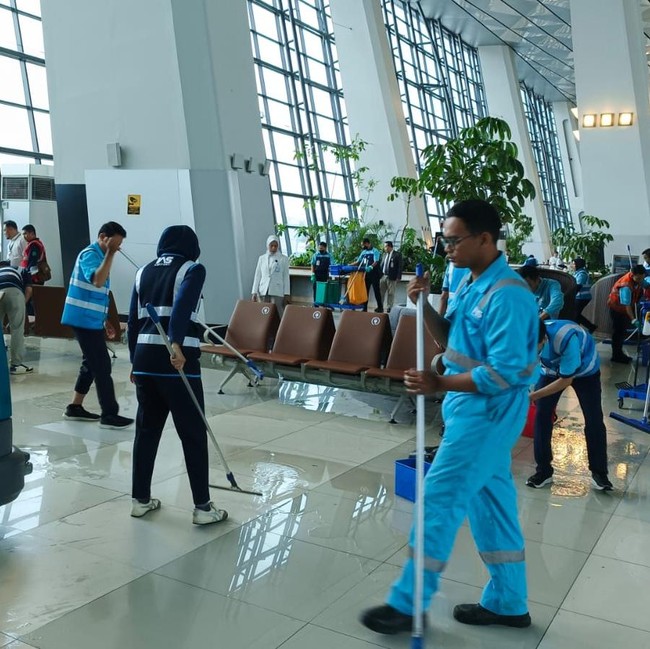 Gerak Cepat Petugas Tangani Atap Jebol di Bandara Soetta