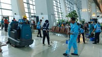 Menyikapi kondisi tersebut, petugas langsung melakukan penanganan cepat dengan membersihkan area terdampak serta membatasi akses demi menjaga keselamatan penumpang. foto dok. Angkasa Pura Indonesia