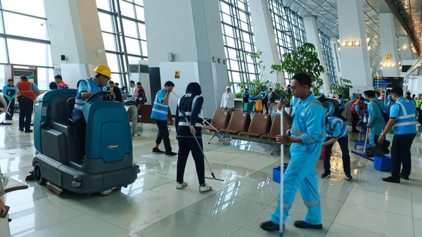 Gerak Cepat Petugas Tangani Atap Jebol di Bandara Soetta