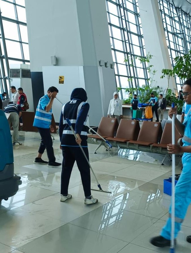 Gerak Cepat Petugas Tangani Atap Jebol di Bandara Soetta