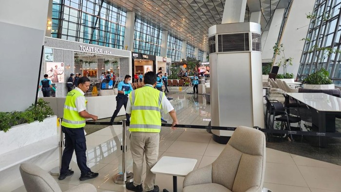 Dampak lainnya adalah gangguan di satu titik atap area boarding lounge Gate 7 Terminal 3. Kondisi gangguan di satu titik atap berlangsung kurang lebih 5 menit. Petugas operasional bandara langsung melakukan penanganan, termasuk pembersihan dan pembatasan area terdampak, sehingga kondisi dapat segera dikendalikan. Area tersebut kini dalam keadaan bersih dan situasi telah kondusif, dengan operasional bandara tetap berjalan lancar