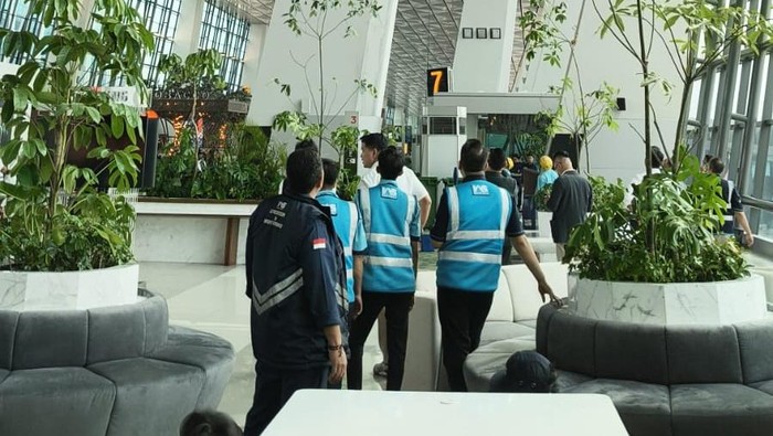 Dampak lainnya adalah gangguan di satu titik atap area boarding lounge Gate 7 Terminal 3. Kondisi gangguan di satu titik atap berlangsung kurang lebih 5 menit. Petugas operasional bandara langsung melakukan penanganan, termasuk pembersihan dan pembat