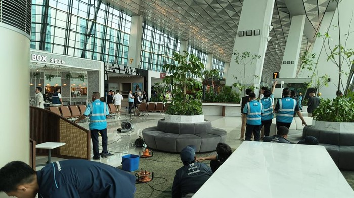 Dampak lainnya adalah gangguan di satu titik atap area boarding lounge Gate 7 Terminal 3. Kondisi gangguan di satu titik atap berlangsung kurang lebih 5 menit. Petugas operasional bandara langsung melakukan penanganan, termasuk pembersihan dan pembatasan area terdampak, sehingga kondisi dapat segera dikendalikan. Area tersebut kini dalam keadaan bersih dan situasi telah kondusif, dengan operasional bandara tetap berjalan lancar