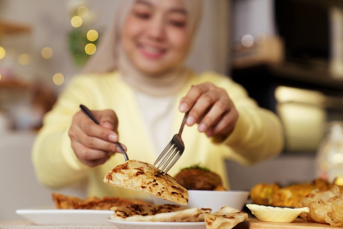 7 Etiket Makan di Berbagai Negara Ini Sering Bikin Turis Salah Paham