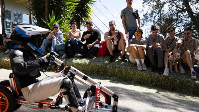 SAN FRANCISCO, CALIFORNIA - APRIL 5: Racers walk back up to the top of the course at 