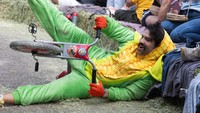 Acara ini rutin digelar setiap perayaan Paskah dan menjadi bagian dari tradisi lokal yang dinanti-nantikan. Selain sebagai hiburan, ajang ini juga menjadi wadah kreativitas, di mana peserta kerap memodifikasi kendaraan mereka dengan berbagai desain unik.  Getty Images/Benjamin Fanjoy