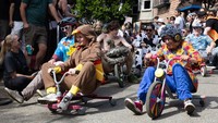 Dalam perlombaan unik ini, para peserta meluncur menuruni jalan menggunakan Big Wheel, yakni sepeda roda tiga berbahan plastik yang umumnya digunakan anak-anak. Meski sederhana, ajang ini menjadi tontonan menarik bagi warga dan wisatawan yang memadati lokasi. Getty Images/Benjamin Fanjoy