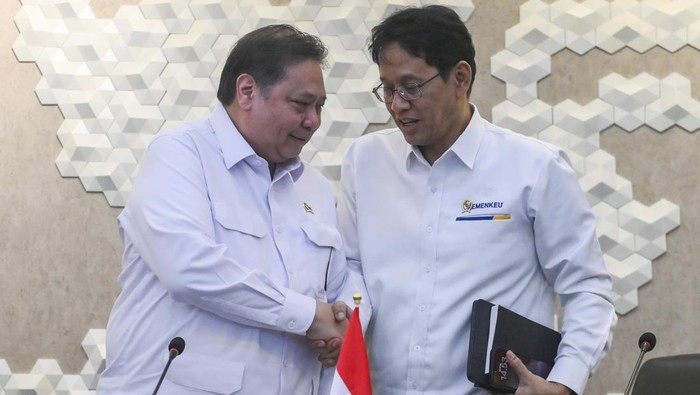 Menko Perekonomian Airlangga Hartarto (kiri) berbincang dengan Menteri Keuangan Purbaya Yudhi Sadewa (kanan) saat konferensi pers terkait kebijakan transportasi dan BBM di Jakarta, Senin (6/4/2026). Pemerintah memastikan tidak akan ada kenaikan harga BBM bersubsidi hingga akhir 2026 guna menjaga stabilitas ekonomi dan daya beli masyarkat. ANTARA FOTO/Hafidz Mubarak A/agr