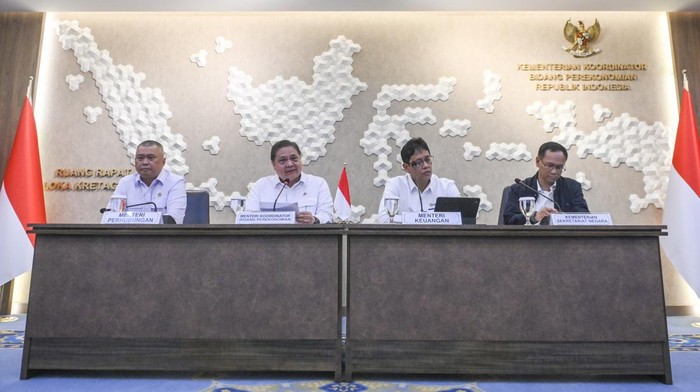 Menko Perekonomian Airlangga Hartarto (kedua kiri) bersama Menteri Keuangan Purbaya Yudhi Sadewa (kedua kanan) Menteri Perhubungan Dudy Purwagandhin (kiri) dan Deputi bidang Perekonomian Setkab Satya Bhakti Parikesit (kanan) memberikan keterangan per