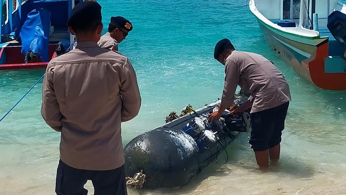 Benda asing menyerupai torpedo ditemukan di Perairan Gili Trawangan, Lombok Utara, NTB, Senin (6/4/2026). (Foto : Dok Polres Lombok Utara).
