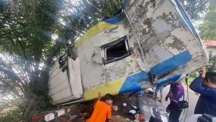 Bus Damri tujuan Sintang-Pontianak alami kecelakaan di Sanggau. (Istimewa/dokumentasi warga)