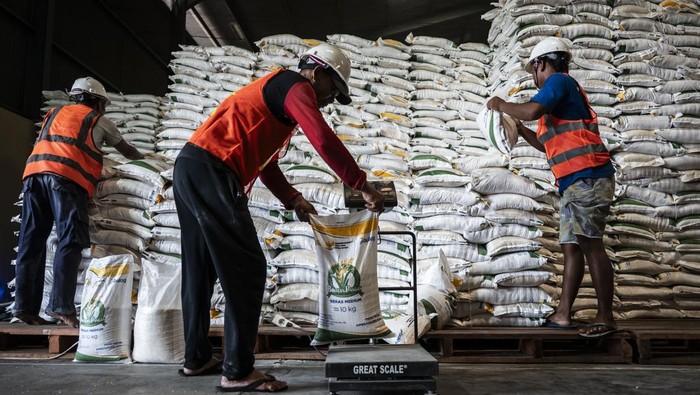 Petugas menata karung beras di Gudang Bulog Tambak Aji, Semarang, Jawa Tengah, Senin (6/4/2026). Menteri Pertanian Andi Amran Sulaiman menyebut stok Cadangan Beras Pemerintah (CBP) yang dikelola Perum Bulog mencapai 4,5 juta ton dan tetap stabil di tengah gejolak Timur Tengah sehingga ketahanan pangan nasional terjaga dan aman. ANTARA FOTO/Aprillio Akbar/agr