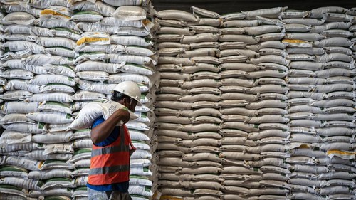 Petugas menata karung beras di Gudang Bulog Tambak Aji, Semarang, Jawa Tengah, Senin (6/4/2026). Menteri Pertanian Andi Amran Sulaiman menyebut stok Cadangan Beras Pemerintah (CBP) yang dikelola Perum Bulog mencapai 4,5 juta ton dan tetap stabil di tengah gejolak Timur Tengah sehingga ketahanan pangan nasional terjaga dan aman. ANTARA FOTO/Aprillio Akbar/agr