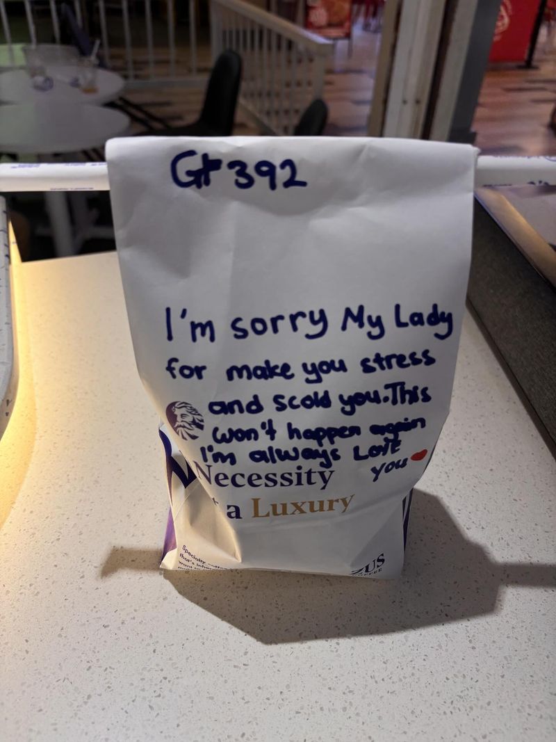 Catatan kocak pesanan di kafe Bujuk Pacar yang Ngambek, Pria Ini Minta Maaf Lewat Gelas Minuman