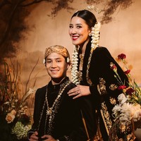 Foto Prewedding 2 Konsep Teuku Rassya, Tradisional Hingga Modern yang Elegan