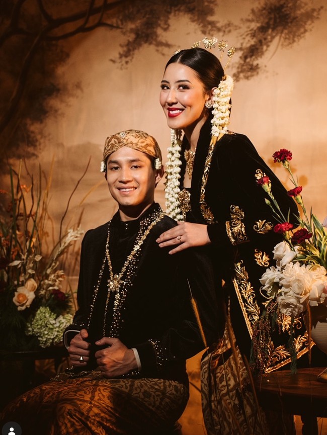 Foto Prewedding 2 Konsep Teuku Rassya, Tradisional Hingga Modern yang Elegan