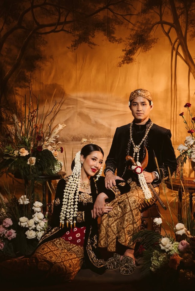 Sementara Cleantha tampil memesona dengan kebaya hitam berhias detail emas yang elegan. Ia memadukannya dengan kain batik senada dengan Rassya. Siluet kebaya yang pas di tubuh membuat tampilannya semakin anggun. Foto: Instagram/@cleanthaislan