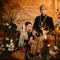 Sementara Cleantha tampil memesona dengan kebaya hitam berhias detail emas yang elegan. Ia memadukannya dengan kain batik senada dengan Rassya. Siluet kebaya yang pas di tubuh membuat tampilannya semakin anggun. Foto: Instagram/@cleanthaislan