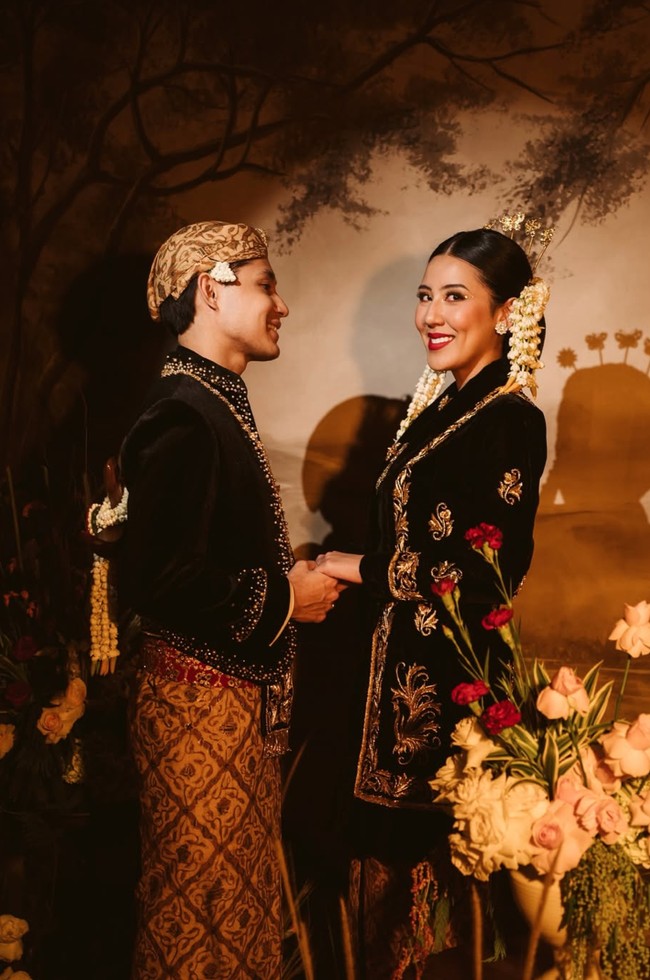 Makeup Cleantha terlihat flawless dengan complexion halus dan glowing. Lipstik merah memberikan aksen berani, sementara riasan mata dibuat lembut namun tegas. Tak ketinggalan, paes dan rangkaian melati di rambutnya menambah kesan pengantin adat. Foto: Instagram/@cleanthaislan