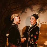 Makeup Cleantha terlihat flawless dengan complexion halus dan glowing. Lipstik merah memberikan aksen berani, sementara riasan mata dibuat lembut namun tegas. Tak ketinggalan, paes dan rangkaian melati di rambutnya menambah kesan pengantin adat. Foto: Instagram/@cleanthaislan