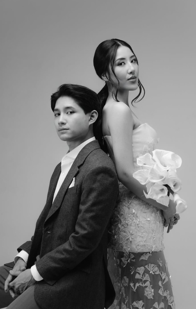 Di konsep kedua, Rassya terlihat lebih modern dengan setelan jas berwarna gelap yang simpel namun berkelas. Dipadukan dengan kemeja putih dan dasi, gayanya terlihat rapi, maskulin, dan timeless. Foto: Instagram/@cleanthaislan