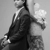 Di konsep kedua, Rassya terlihat lebih modern dengan setelan jas berwarna gelap yang simpel namun berkelas. Dipadukan dengan kemeja putih dan dasi, gayanya terlihat rapi, maskulin, dan timeless. Foto: Instagram/@cleanthaislan