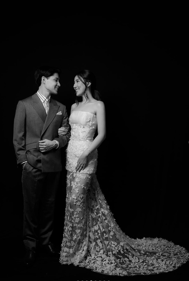 Sementara Cleantha mengenakan gaun strapless berwarna putih dengan detail tekstur 3D seperti kelopak bunga. Gaun ini membentuk siluet tubuhnya dengan sempurna dan memiliki ekor panjang yang dramatis, memberikan kesan mewah. Foto: Instagram/@cleanthaislan